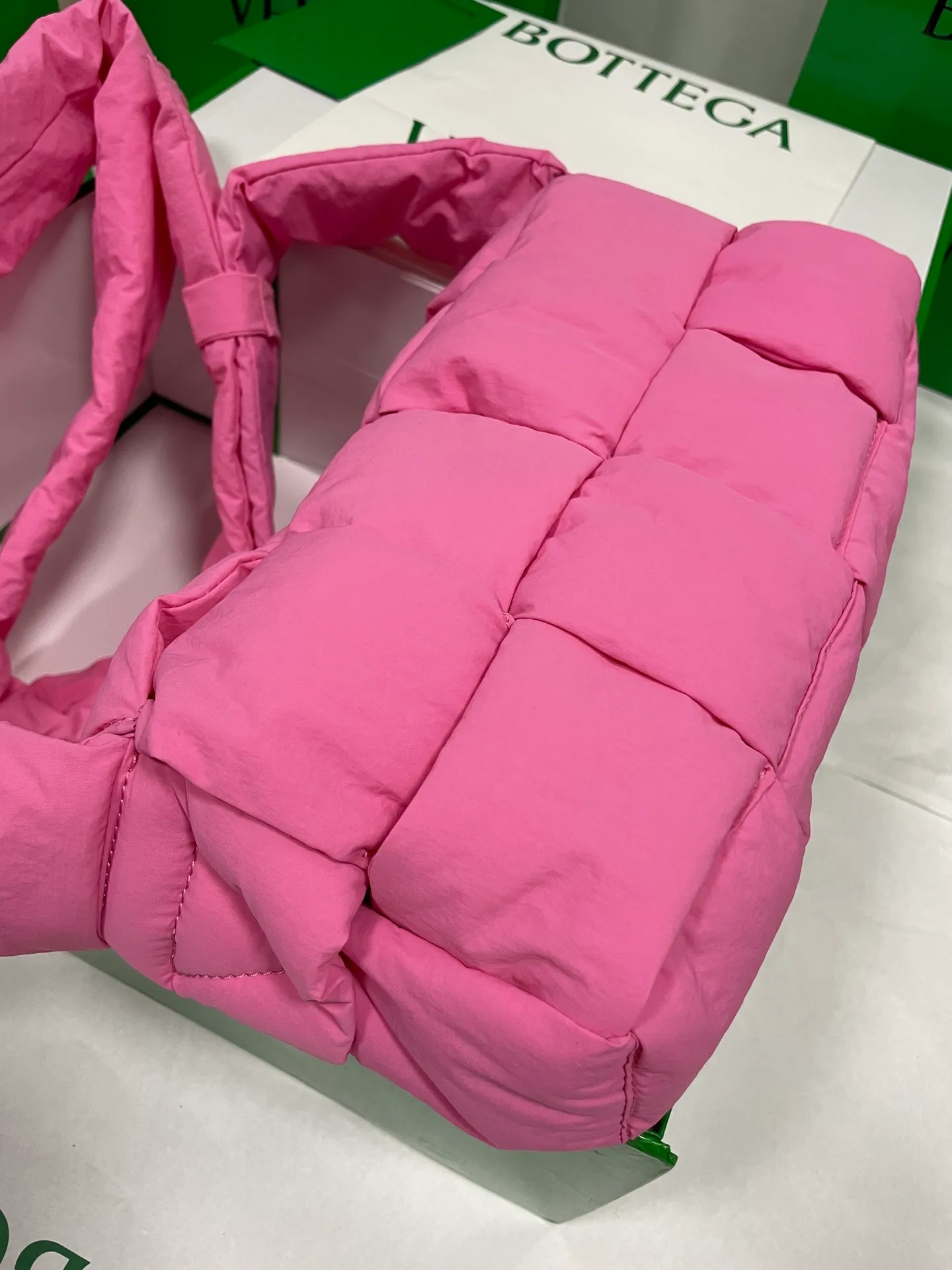 #𝐂𝐀𝐒𝐒𝐄𝐓𝐓𝐄 Nylon tofu tofu bag This Cassette is so cute, its cute appearance does not affect its practicality and the capacity is good! The fabric is low-key and very textured, suitable for daily wear with casual wear. The cross-woven design of the wide cloth is really stunning. The bag has a puffy shape and feels like a piece of tofu. It can be worn on one shoulder, cross-body or as a waist bag. You can also adjust the shoulder strap to the size of the bag under the armpit, so you can have it all! S30x15cm【8951#】